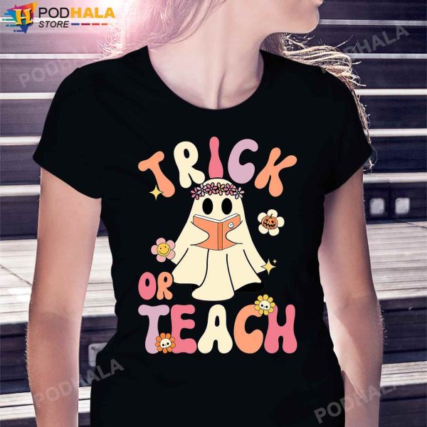 Groovy Trick or Teach Retro Floral Ghost T-Shirt Halloween Gifts Teachers