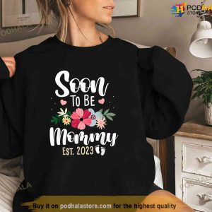 Soon To Be Mommy 2023 Cute Floral First Time Mom Pregnancy TShirt