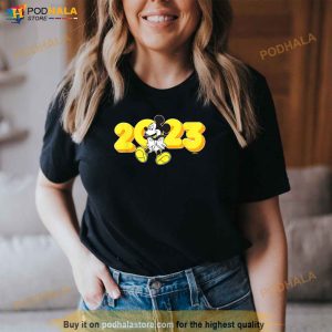 Disney Mickey Mouse Class of 2023 Graduation Hangin Out Shirt