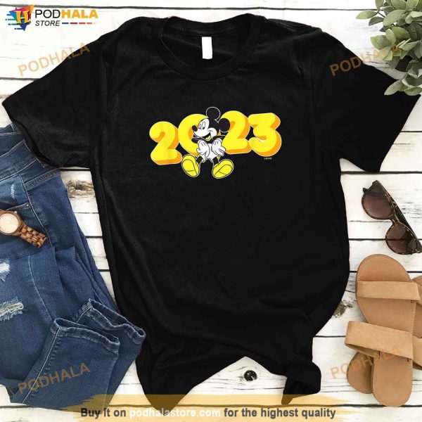 Disney Mickey Mouse Class of 2023 Graduation Hangin Out Shirt